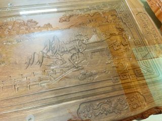 họ tiết đục tay trên mặt bàn trà