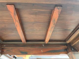 mặt dưới bàn trà