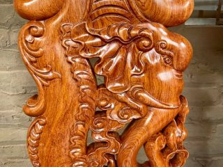 vách 2 bên đục hình tượng đầu voi