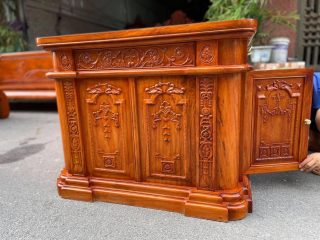 phần hông bàn được đục hoa lá tây tinh xảo