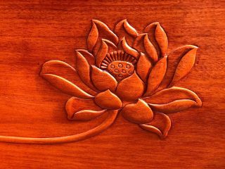 họa tiết hoa sen trên vách tựa