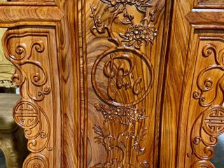 vách ghế đục hoa mai chữ phúc