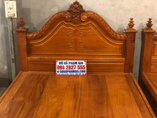 Vách đầu giường đục họa tiết hoa lá tây