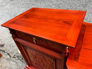 kệ tivi gỗ gõ đỏ nổi vân