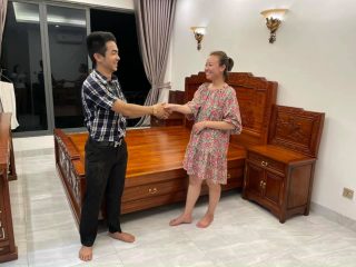 mẫu giường ngủ gỗ gõ đỏ đục tranh phu thê viên mãn