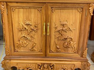 cánh tủ rượu đục tùng mai