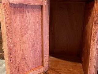 bên trong tủ rượu