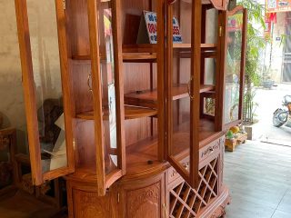 tủ trên cánh kính chia nhiều ngăn