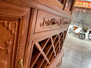 phẩn tủ dưới của tủ rượu cong