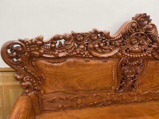 Phần vai ghế đục họa tiết hoa văn tinh xảo