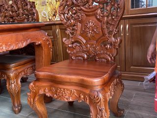ghế louis hoàng gia chân cong đặc trưng
