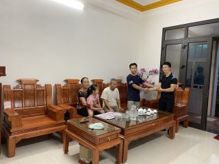 bàn ăn gỗ âu á chương cuốn thư