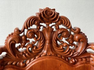 chi tiết hoa hồng lá tây trên chương ghế