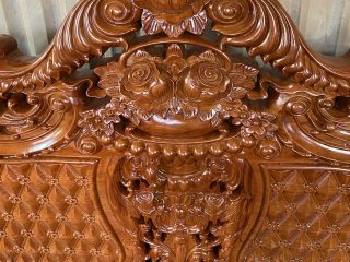 họa tiết hoa hồng lá tây trên đỉnh chương