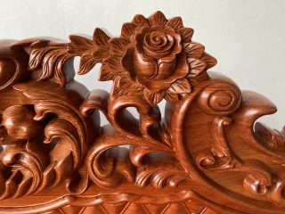 họa tiết hoa hồng lá tây trên ghế loui hoàng gia