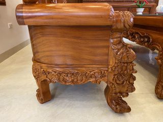 chân ghế đục họa tiết