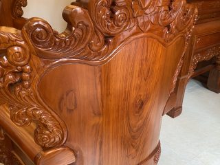 mặt sau của ghế cũng được chạm họa tiết