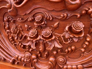 vách tựa đục hoa hồng