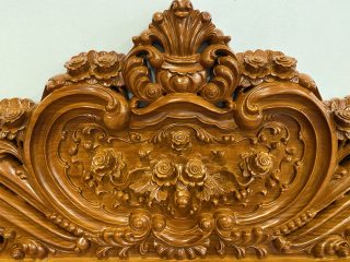 Đầu giường được đục tay cầu kỳ, tinh xảo