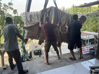 quá trình vận chuyển bàn ghế của nhân viên xưởng Phạm Gia