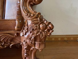 chân ghế louis hoàng gia đục giỏ hoa hồng