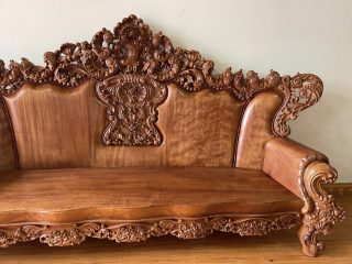 ghế hoàng gia chân cách điệu đục hoa hồng