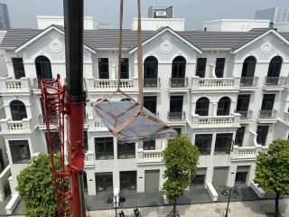 quá trình vận chuyển bàn ghế vào nhà khách