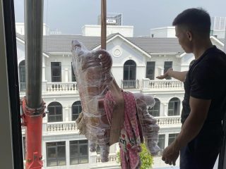 đội ngũ thợ Phạm Gia chuyển sản phẩm lên nhà khách