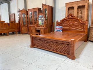 vách đầu thấp đục trám hoa mai và vòng hoa lá tây