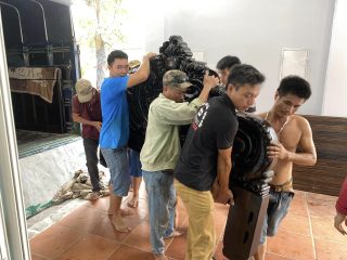 quá trình chuyển đồ vào nhà anh Quý