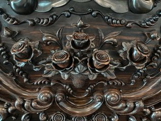 họa tiết hoa hồng đục tay trên vách giường