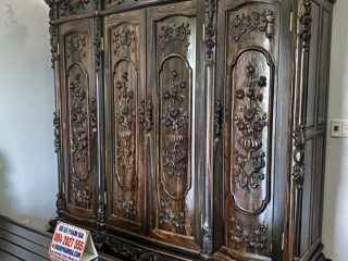 tủ quần áo đục hoa hồng tinh xảo
