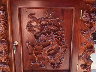 tủ cánh đục hình tượng rồng tinh xảo