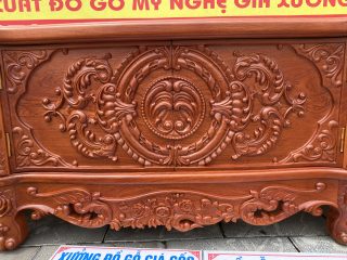 tủ cánh mở ở khu vực trung tâm của kệ