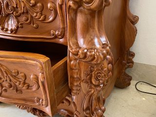 chân kệ tivi đục hoa lá tây