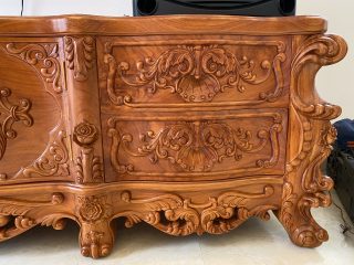 kệ tivi thiết kế ngăn kéo đục hoa lá tây