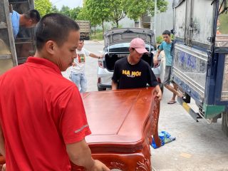 vận chuyển bàn ghế vào phòng bếp của khách hàng