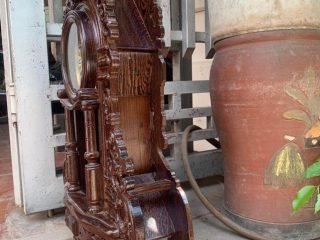 đồng hồ để bàn gỗ mun đuôi công