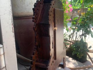 mẫu đồng hồ bàn gỗ mun đuôi công