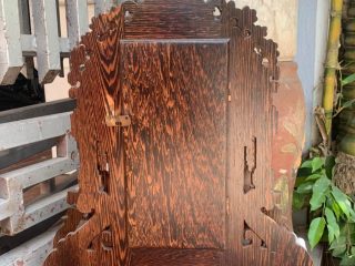 đồng hồ để bàn có thiết kế cánh mở ở sau máy