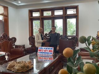 anh hòa nhận bàn giao bàn ghế hoàng gia