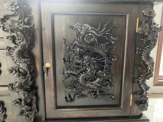 cận cảnh chi tiết đục rồng trên cánh tủ