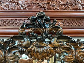 bàn trang điểm với thiết kế đỉnh chương hoa lá tây