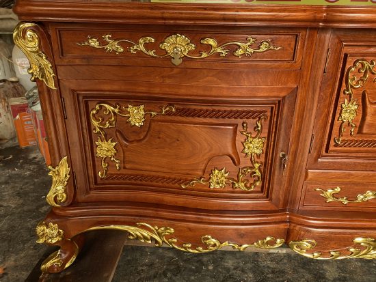 Kệ tivi louis hoàng gia gỗ hương