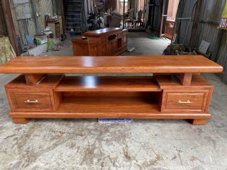 kệ tivi nguyên khối gỗ hương