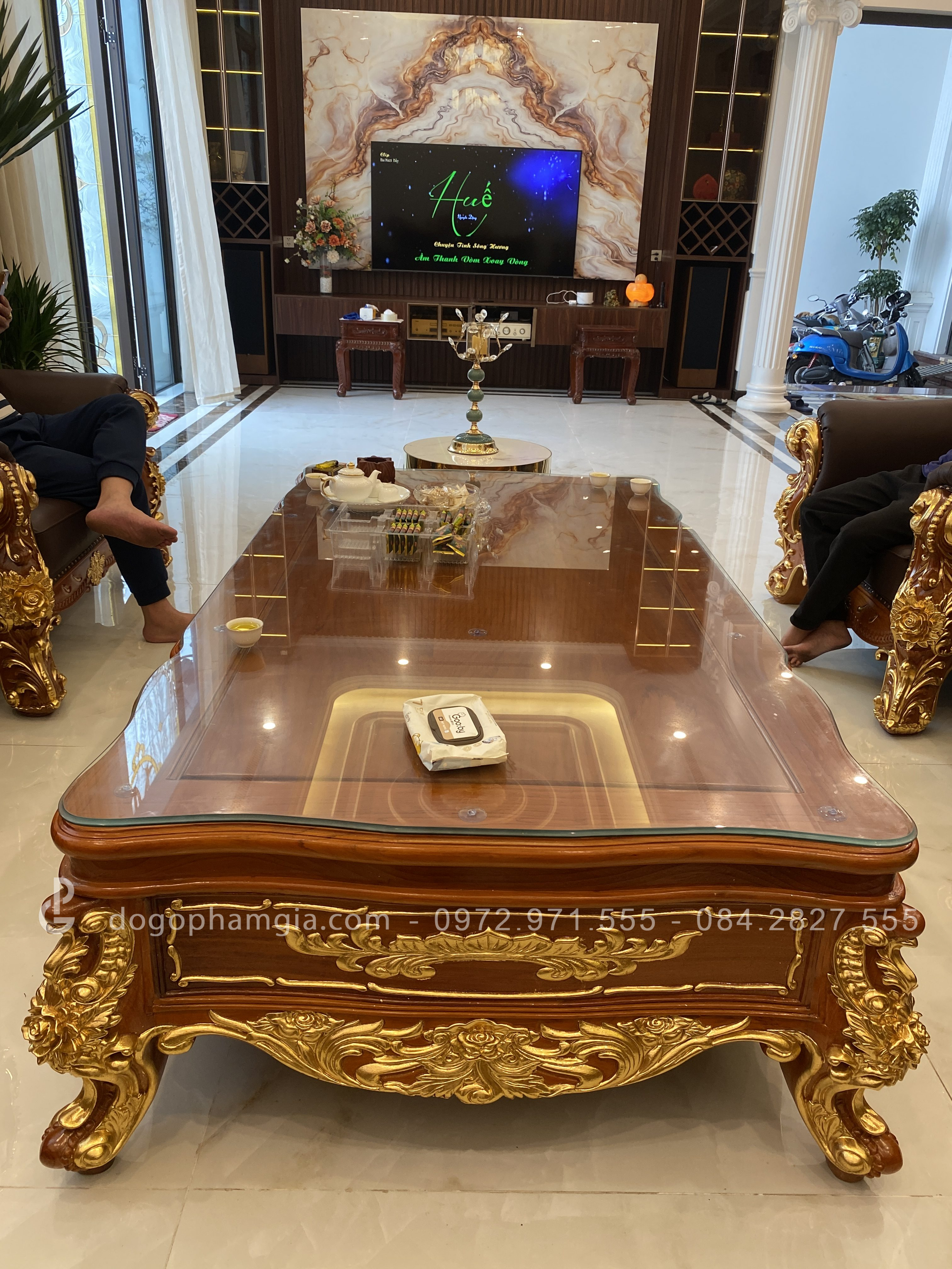 Sofa hoàng gia dát vàng