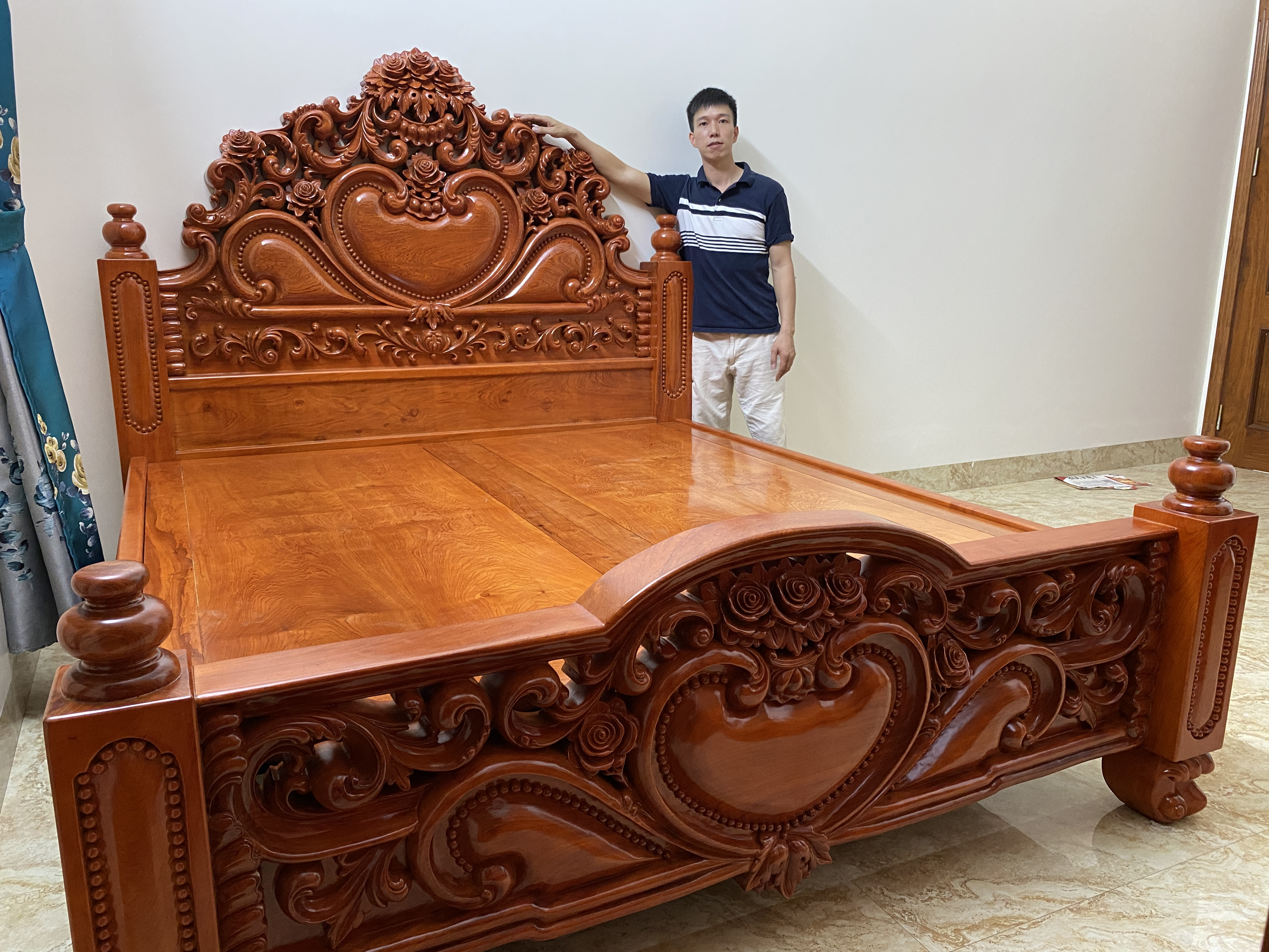 Giường ngủ hoàng gia