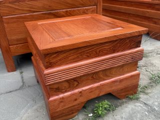 Sofa giá bình dân kê đối gỗ hương của Đồ Gỗ Phạm Gia