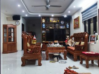 Phòng khách nhiều đồ gỗ