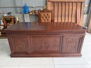 bàn giám đốc làm việc